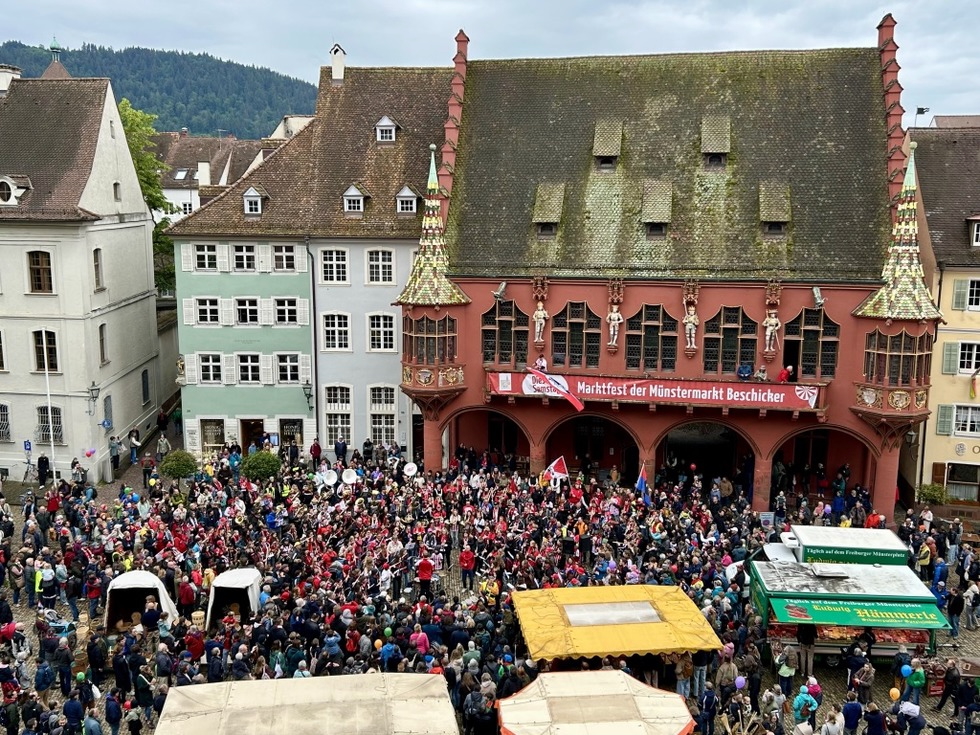 Luftaufnahme: Hunderte MusikerInnen und Zuschauer füllen den Münstermarkt Freiburg beim Blasmusik-Flashmob 2026